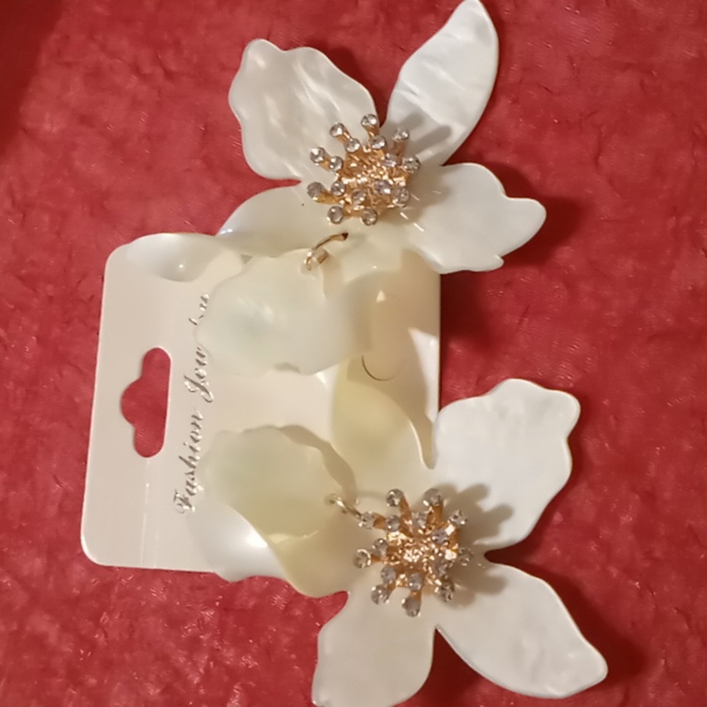 Treasure trove floral & gold & white opalescence resin super light nwot.